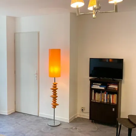 Idéalement Situé, T2 Au 1er étage, Parking, Cave, Ascenseur Appartement *